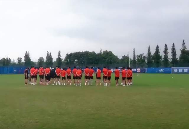上半场比赛结束，那不勒斯0-0弗洛西诺内。